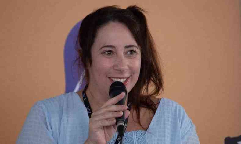 Escritora Paula Pimenta sorri em roda de conversa com os fs no Festival Literrio de Tiradentes