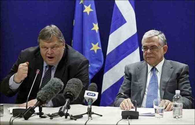 O ministro das Finanas, Evangelos Venezielos, e o primeiro-ministro grego, Lucas Papademos, comemoraram (foto: Reuters)