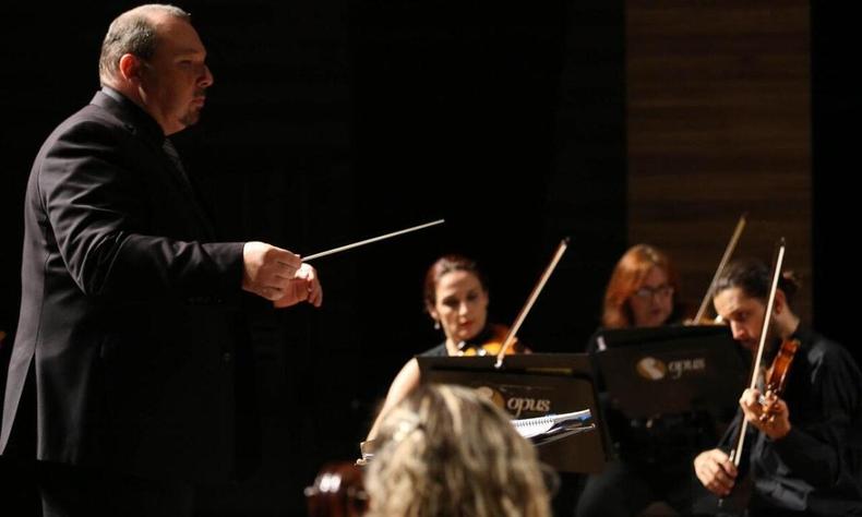 Maestro Leonardo Cunha rege a Orquestra Opus