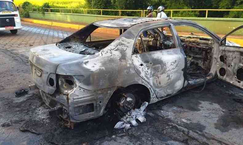 Um carro foi incendiado durante a ao dos crimonosos(foto: Edgar Rodrigues/Rdio Onda Oeste FM/Divulgao)
