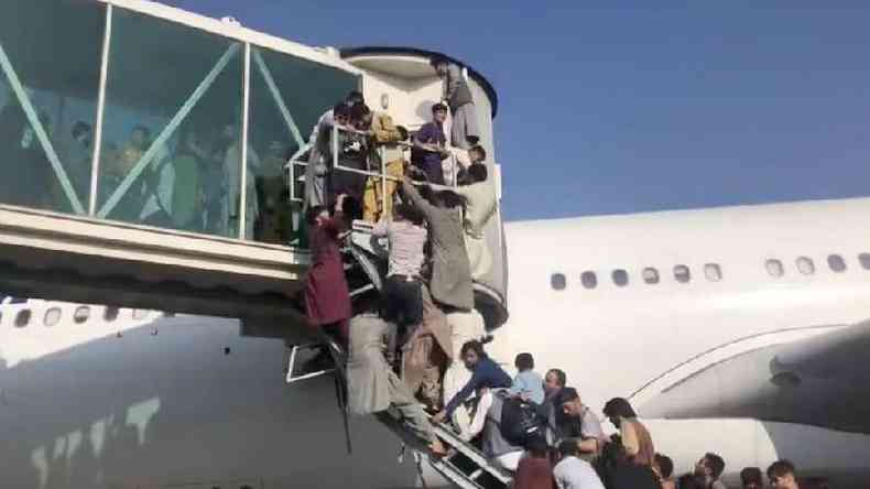 Pessoas tentam entrar em avies para fugir(foto: Sahar Rahimi/BBC)