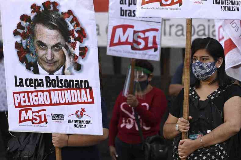 Protesto em frente  embaixada brasileira em Buenos Aires (ARG) contra m gesto de Bolsonaro no combate  pandemia(foto: JUAN MABROMATA / AFP)