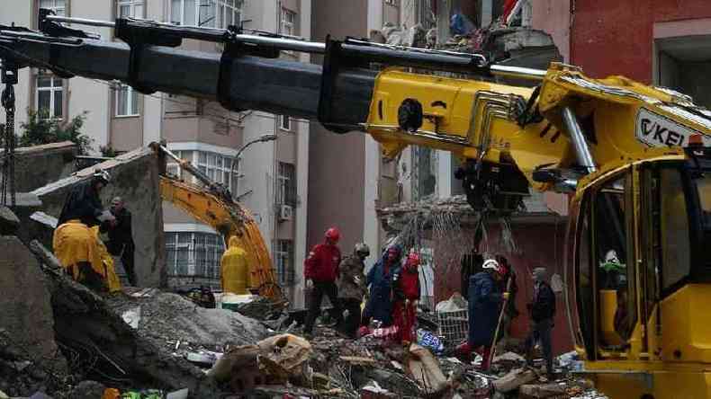 Equipes de resgate trabalham no local de um prdio desabado em Adana, Turquia (6 de fevereiro de 2023)