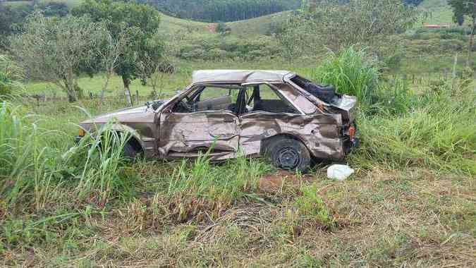 O carro de passeio foi arremessado para fora da rodovia(foto: Polcia Rodoviria Federal (PRF) / Divulgao )
