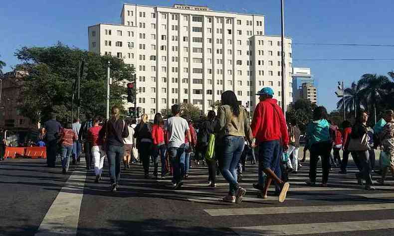 A umidade relativa do ar fica abaixo dos 30% durante a tarde, na capital mineira, e deixa os belohorizontinos em estado de alerta(foto: Paulo Filgueiras/EM/D.A Press )