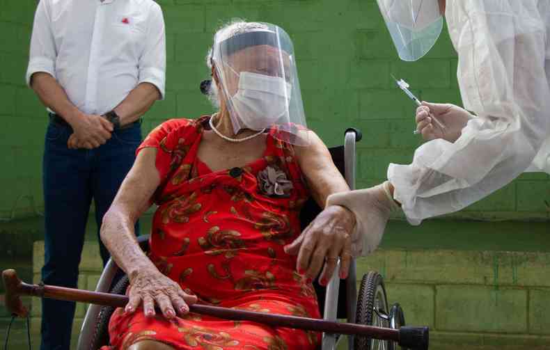 Maria dos Reis, de 90 anos, moradora do Asilo São Vicente de Paulo, em Montes Claros, no Norte de Minas, recebeu a primeira dose da vacina contra a COVID-19(foto: Fábio Marchetto/Agência Minas)