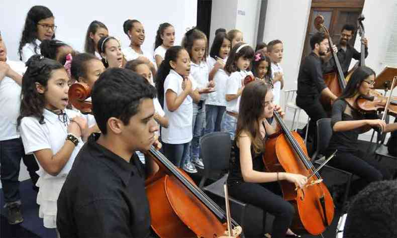 Coro infantil da Casa de Msica de Ouro Branco encantou a plateia com repertrio de clssicos do Brasil(foto: Juarez Rodrigues/EM/DA Press)