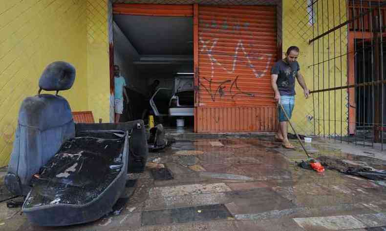 Comerciantes e moradores tiveram os imveis inundados pela enchente(foto: Gladyston Rodrigues/EM/D.A Press)