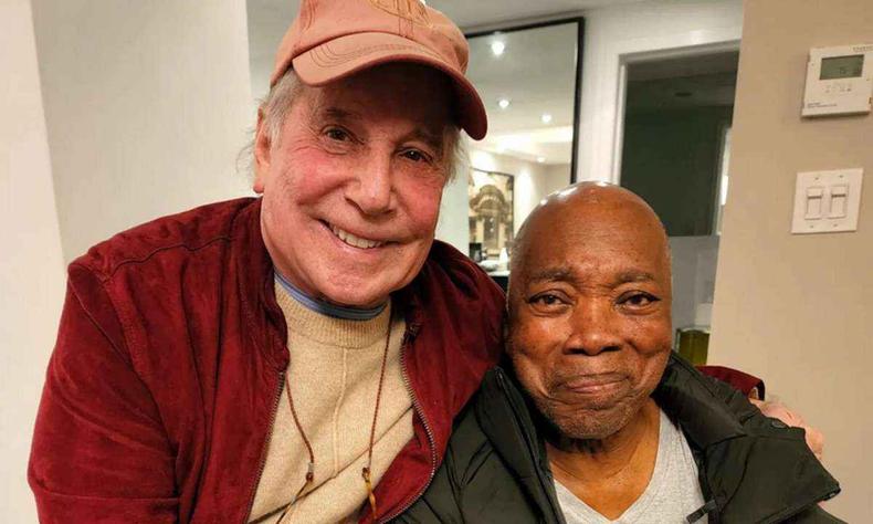 Paul Simon e Milton Nascimento sorriem para a câmera