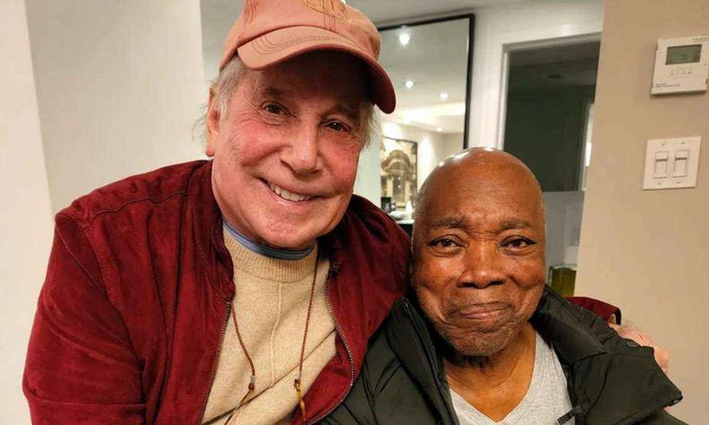 Paul Simon e Milton Nascimento sorriem para a cmera