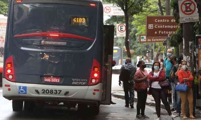 Fila em ponto de nibus do transporte pblico municipal de Belo Horizonte nesta segunda-feira (08/03)(foto: Edsio Ferreira/EM/D.A Press)