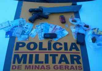 Com os suspeitos, foram apreendidos um faco, a rplica de uma arma de fogo, dinheiro e celulares(foto: Polcia Militar/Divulgao)