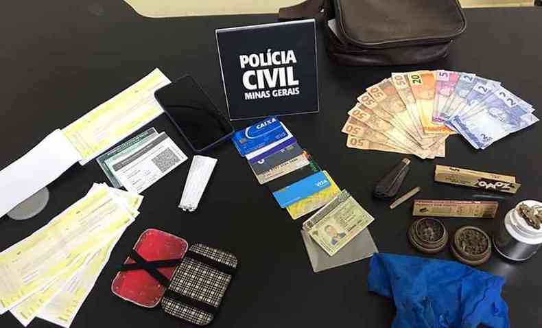 Os materiais e objetos encontrados em poder do falso policial, pelos verdadeiros policiais 