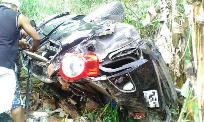 Carro caiu de uma ponte de 20 metros de altura(foto: Reprodução/WhatsApp) Carro caiu de uma ponte de 20 metros de altura(foto: Reprodução/WhatsApp)