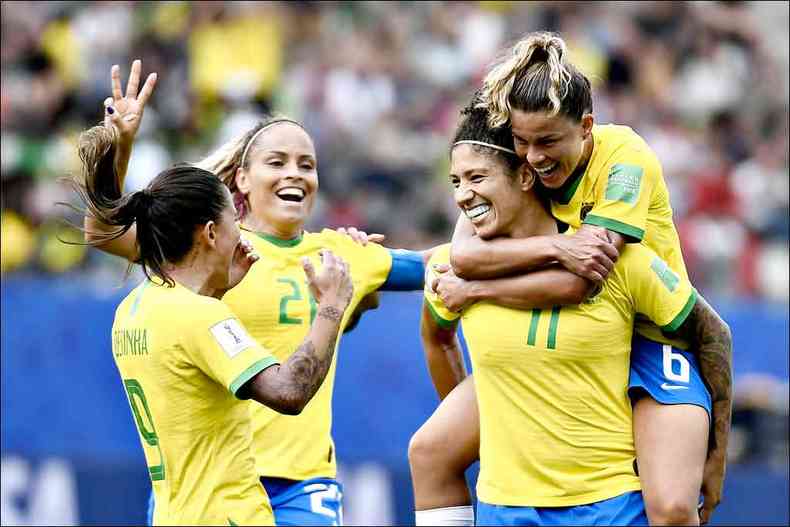 De cabea, de falta, no oportunismo: a atacante Cristiane fez os trs gols do Brasil diante das jamaicanas(foto: JEFF PACHOUD/AFP)
