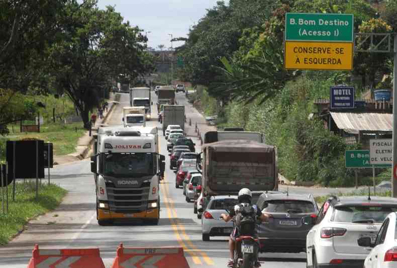 Transito intenso na rodovia BR-381, sentido BH/Vitoria, com caminhes, carros e motos. 