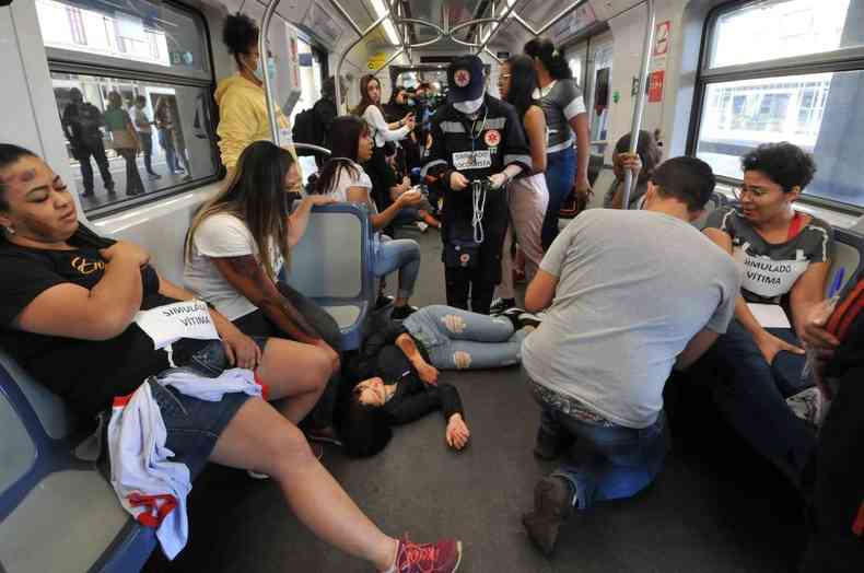 Agentes do Samu participam de simulado dentro do vago do metr