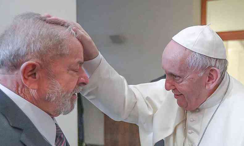 Papa Francisco abenoando Lula