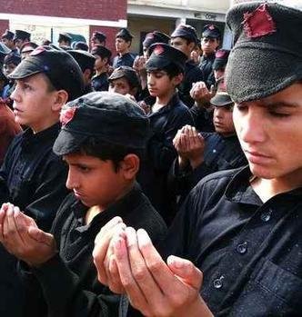 Estudantes rezam pelas v�timas da trag�dia(foto: BASIT SHAH / AFP)