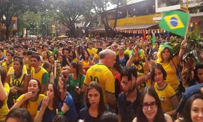 Cidado aproveitou fim do expediente aps o almoo para viver o clima da Copa do Mundo; deslocamento de pessoas para assistir  Brasil vs Srvia causou engarrafamento no trnsitoLeandro Couri/EM/D.A Press