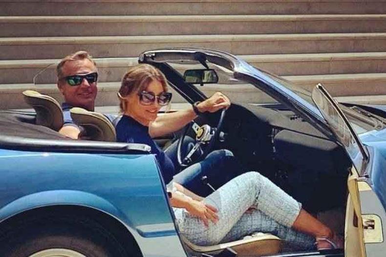 Juntos há 21 anos, os dois estavam em 14º lugar na lista dos mais ricos do Reino Unido (foto: Instagram/Reprodução) O italiano Ernesto Bertarelli, 56 anos e ex-esposa Kirsty Bertarelli, 50, em um passeio de carro