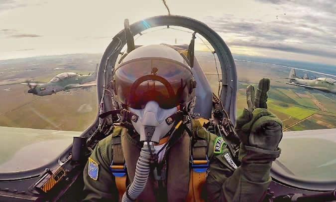Piloto de Caça da FAB em Roraima: uma das carreiras mais cobiçadas no vestibular de admissão da AFA.(foto: Agência Força Aérea) Piloto de Caça da FAB em Roraima: uma das carreiras mais cobiçadas no vestibular de admissão da AFA.(foto: Agência Força Aérea)