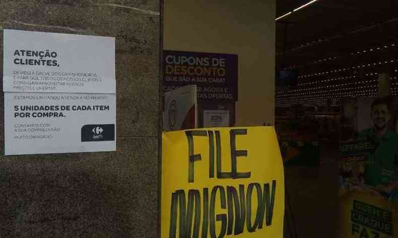No Carrefour Floresta, o aviso tambm fala sobre a greve dos caminhoneiros(foto: Juliana Cipriani / EM / D.A. Press)