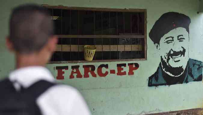 Imagem de ex-comandante das Farc pintada em parede de escola na Colmbia(foto: Luis Acosta/AFP )