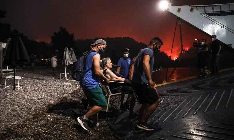 Idosa teve que ser colocada na balsa na Grécia por meio de uma cadeira(foto: Sotiris Dimitropoulos/EUROKINISSI/AFP) Idosa teve que ser colocada na balsa na Grécia por meio de uma cadeira(foto: Sotiris Dimitropoulos/EUROKINISSI/AFP)
