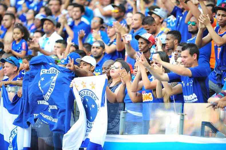 A cada jogo no Mineiro novas amizades so feitas, seja para comemorar um gol ou mais um ttulo(foto: Ramon Lisboa/EM/D.A Press %u2013 1/10/17)