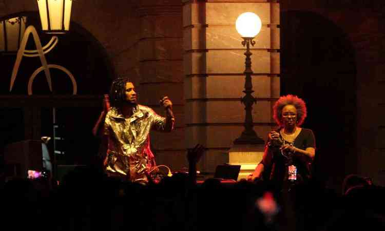 Flvio Renegado e Sandra de S no palco, durante a Virada Cultural de BH