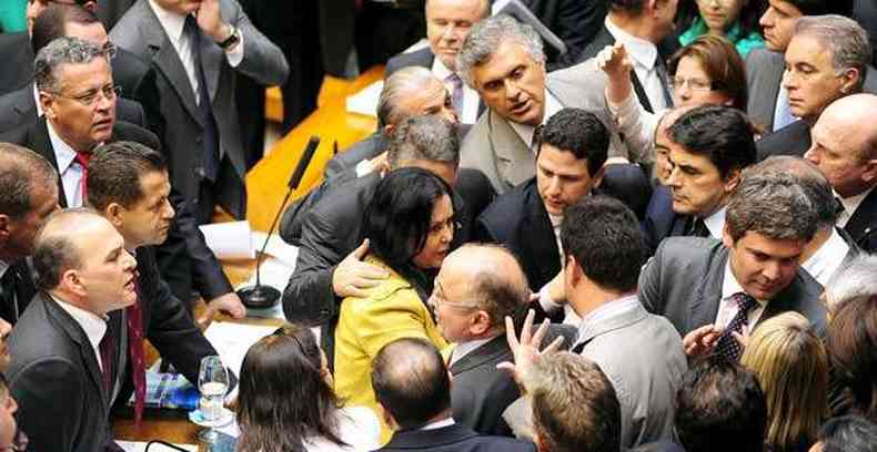 Deputada Rose de Freitas (PMDB-ES) convocou nova sesso para incio da noite(foto: Gustavo Lima/Agencia Camara )