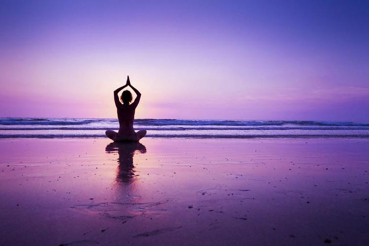 Mulher fazendo yoga