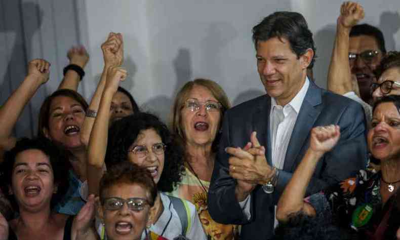 Apoiadores de Fernando Haddad abordam eleitores indecisos nas ruas e tentam 'virar votos'(foto: Daniel Carvalho/AFP)