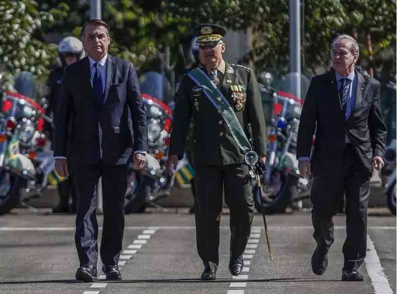 Bolsonaro ao lado de Ramos e Azevedo: os dois ministros continuam indo ao trabalho (foto: AFP / Miguel SCHINCARIOL)