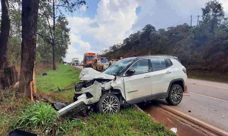 Condutor do veculo Chevrolet Corsa tentou fazer converso de retorno em local proibido, quando colidiu contra um Jeep Compass