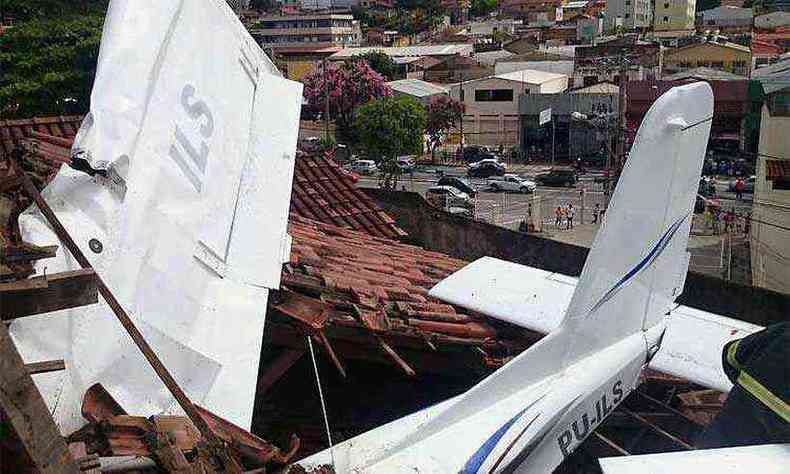 Avio atingiu o telhado da casa no Bairro Jardim Montanhs e deixou dois feridos (foto: Batalho de Operaes Areas do Corpo de Bombeiros/Divulgao)