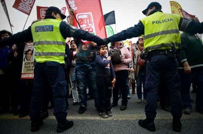 Protestos em cidades portuguesas se tornaram comuns ap�s cortes or�ament�rios promovidos pelo governo(foto: PATRICIA DE MELO MOREIRA / AFP)