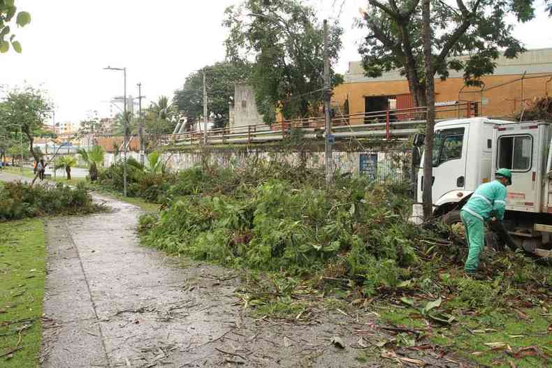 Destruio na Avenida Bernardo Vasconcelos, aps chuva intensa 