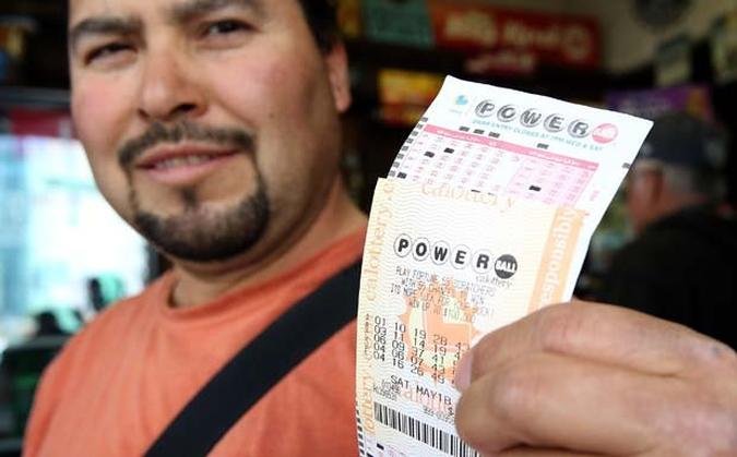 Bilhetes custam US$ 2 e s�o vendidos em supermercados, lojas de conveni�ncia e postos de gasolina, em 42 estados do pa�s, na capital, Washington; e nas Ilhas Virgens(foto: Justin Sullivan/Getty Images/AFP)