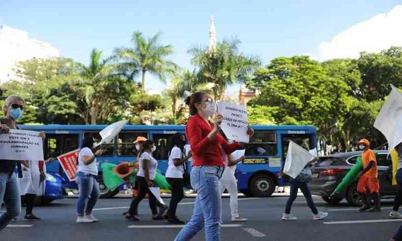 Cerca de 150 profissionais de enfermagem de BH realizaram um protesto seguido de uma passeata neste quarta(foto: Leandro Couri/EM/D.A Press)