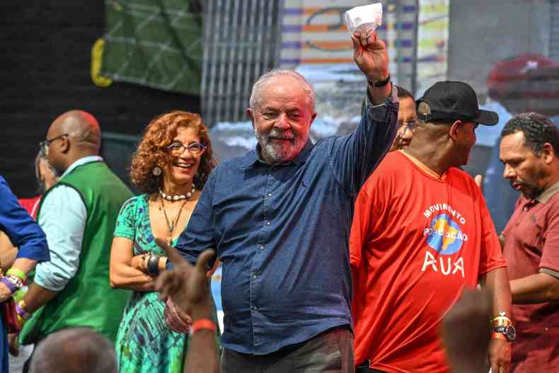 Lula acena para apoiadores em evento