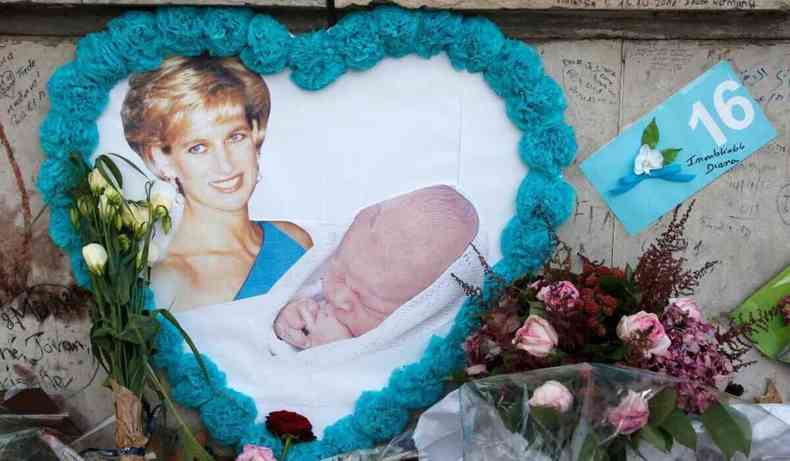 Homenagem  Princesa Diana, com colagens, em um mural de Paris.