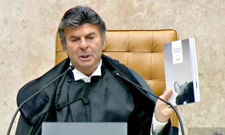 O ministro Luiz Fux, presidente do STF, exibe um exemplar da Constituio no plenrio da corte 
