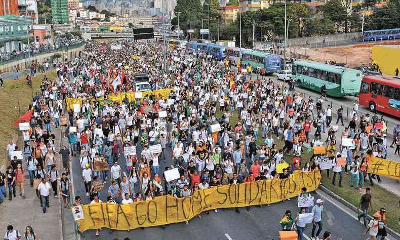 Multido caminha pela Avenida Antonio Carlos em 17 de junho de 2013 