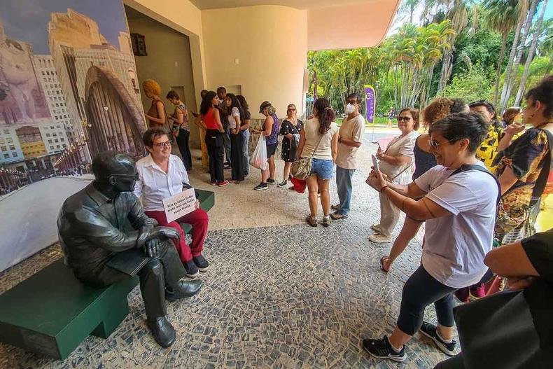 pessoas fazem fila para tirar selfie com est�tua de carlos drummond de andrade, no parque municipal de BH