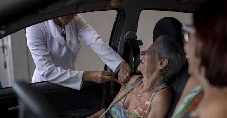 Idosos com dificuldade de locomoo podero receber a vacina dentro dos carros(foto: Mauro PIMENTEL / AFP )