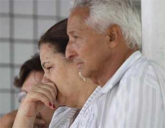 Pais da empres�ria liberaram o corpo no IML de BH (foto: Rodrigo Clemente/Esp. EM/D.A Press)