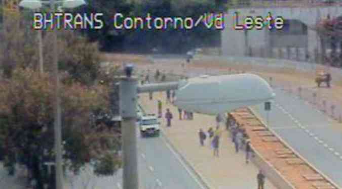 Trnsito ficou impedido na avenida durante a manifestao(foto: Reproduo/ BHTrans)