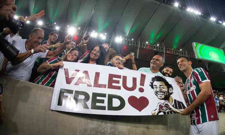Fred recebe faixa de agradecimento de torcedor do Fluminense